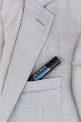 doTERRA persona usando beadlet para frescura rápida y conveniencia