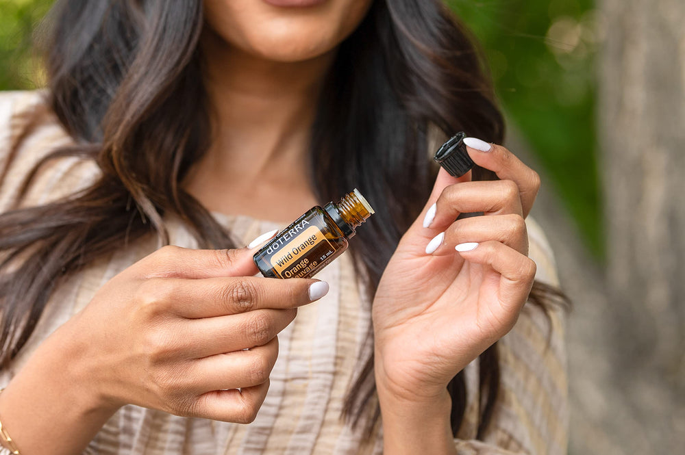 doTERRA cáscaras de naranja cerca mostrando fuente natural del aceite