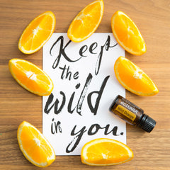 doTERRA botella junto a spray de limpieza casero demostrando uso práctico