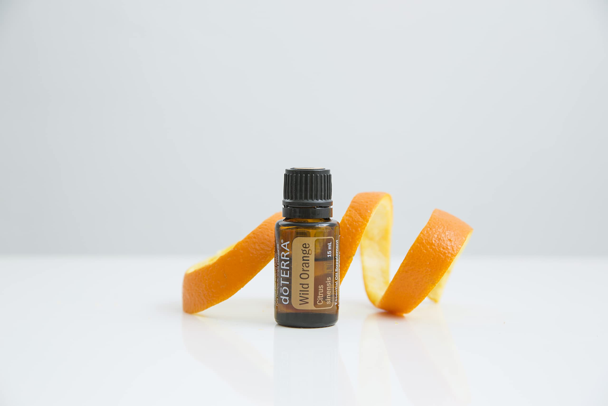 doTERRA gota de Wild Orange en superficie resaltando su textura concentrada