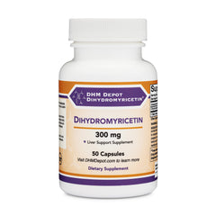 Double Wood botella junto a vaso de agua en mesita de noche para uso nocturno