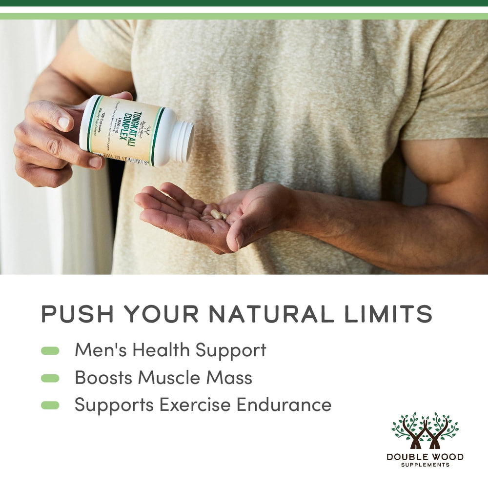 Double Wood Supplements cápsula en mano para comparar tamaño y facilidad de uso