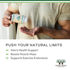 Double Wood Supplements cápsula en mano para comparar tamaño y facilidad de uso
