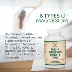 Double Wood MAG-8 cápsula en mesa junto a otros suplementos que sugiere integración diaria equilibrada