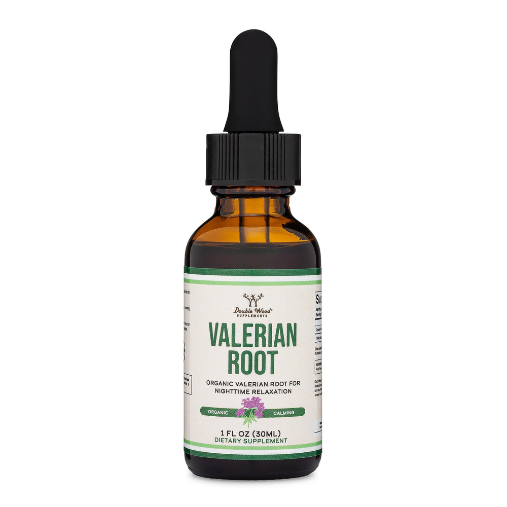 Botella Double Wood junto a una cinta métrica para comparar el tamaño compacto de 1 oz