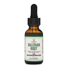 Botella Double Wood junto a una cinta métrica para comparar el tamaño compacto de 1 oz