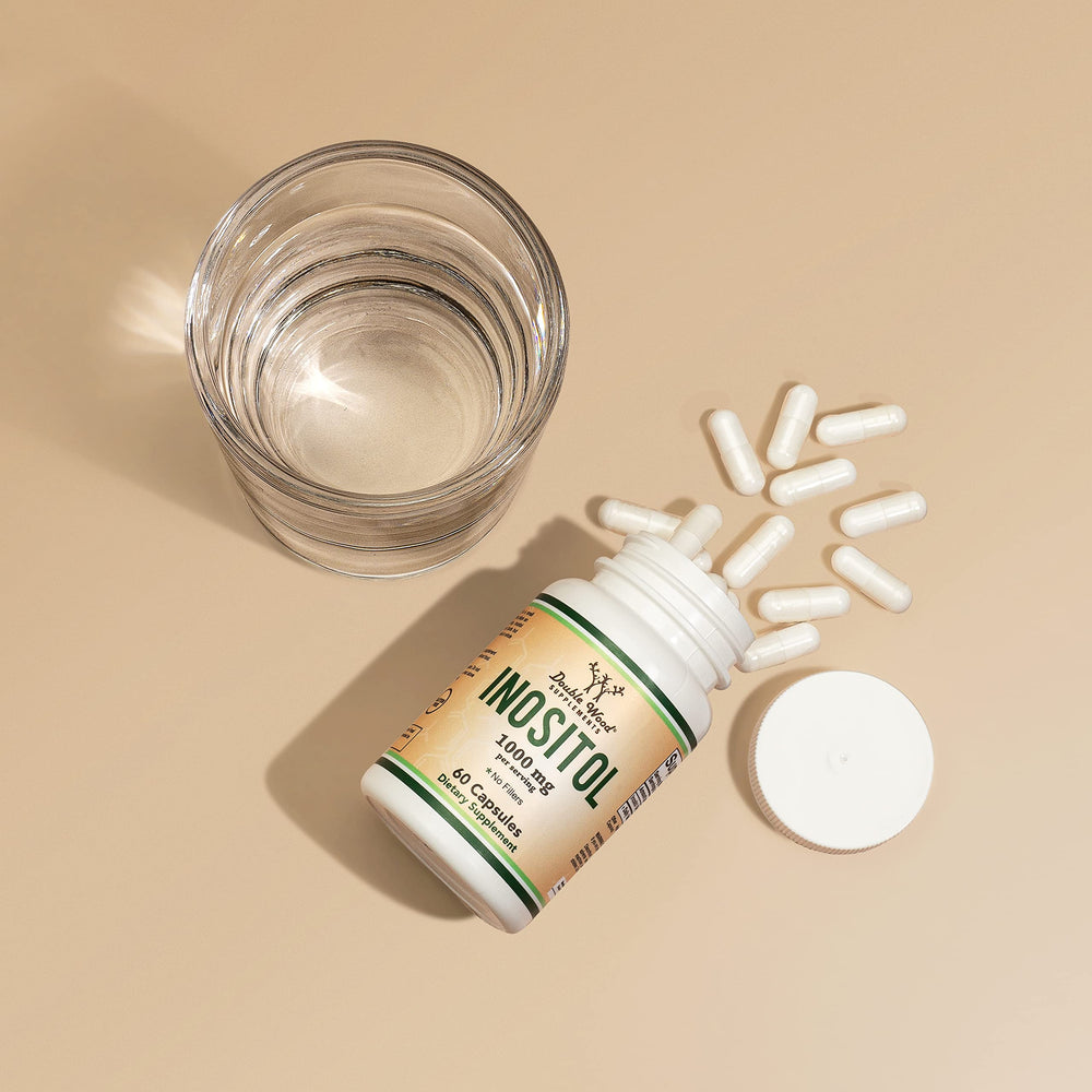 Double Wood Myo-Inositol cápsulas en mano para comparar tamaño