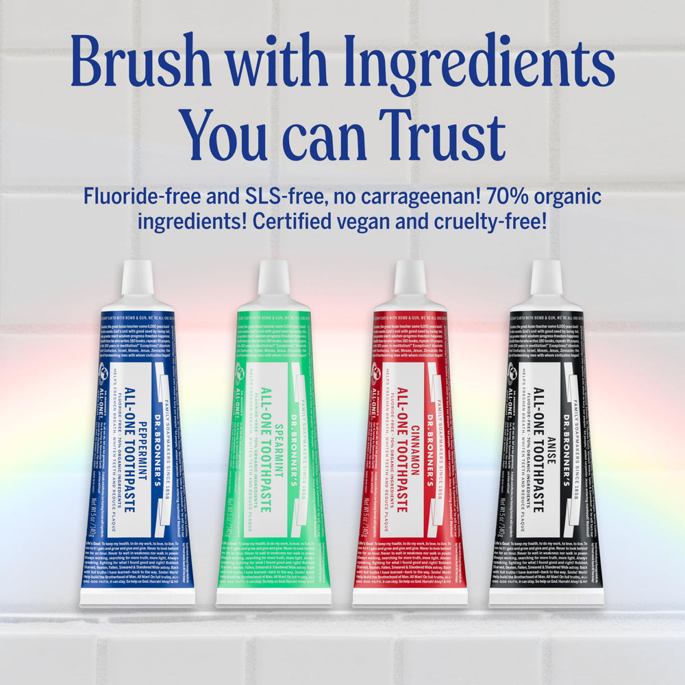 Dr. Bronner's ingredientes naturales cerca resaltando limpieza sin químicos