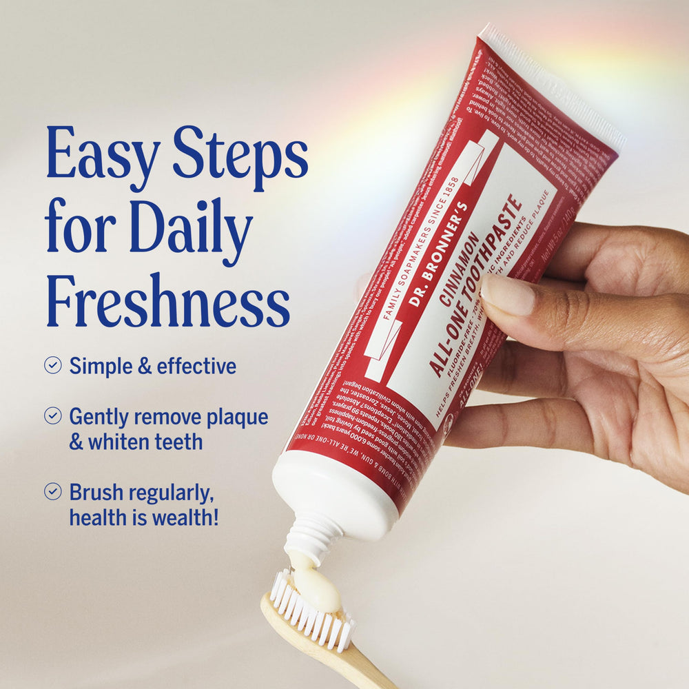 Dr. Bronner's persona cepillando dientes con la pasta, sensación fresca y suave