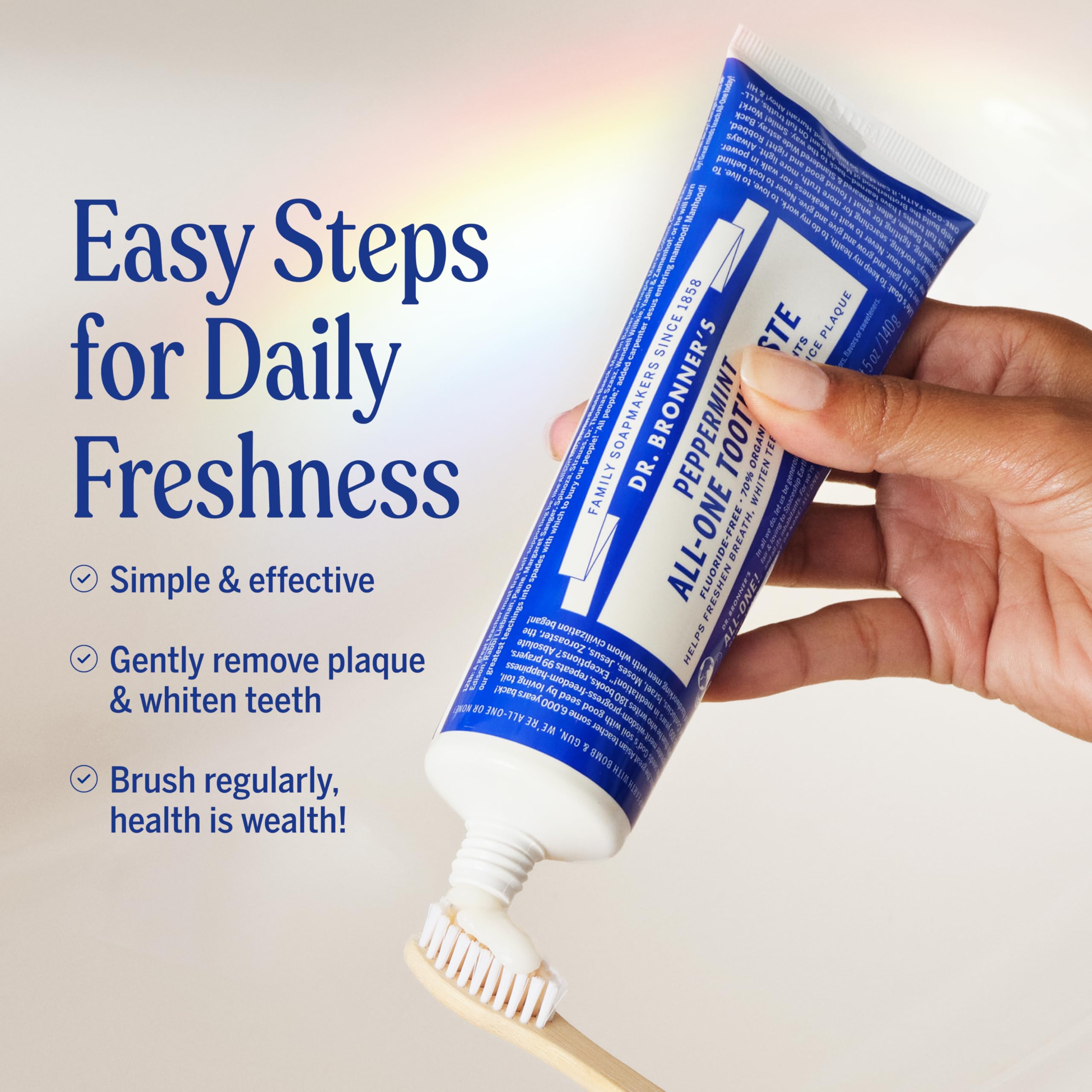 Dr. Bronner's comparación de tamaño en manos para visualizar capacidad de 5 oz