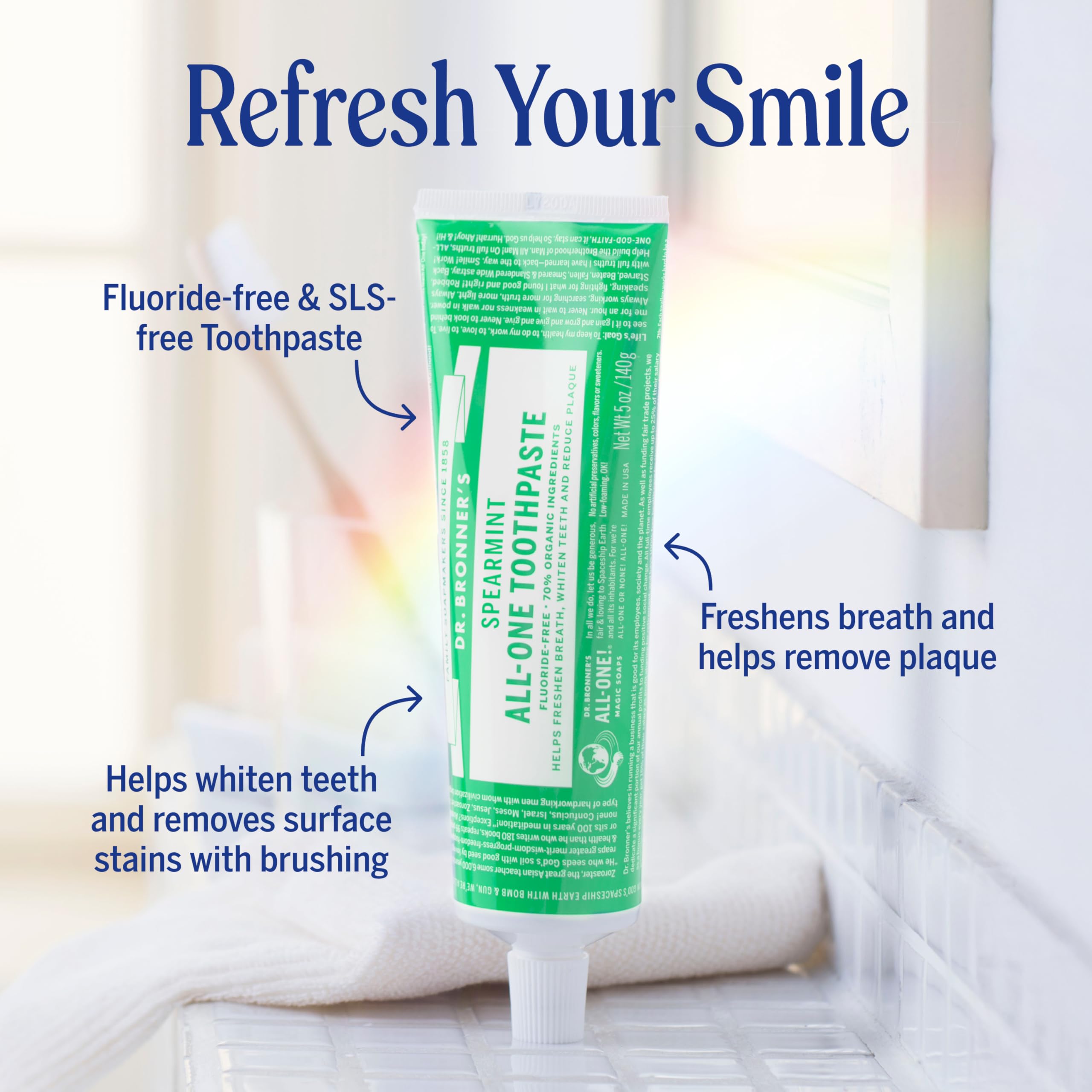 Dr. Bronner's primer plano de la textura de la pasta mostrando fórmula suave y natural