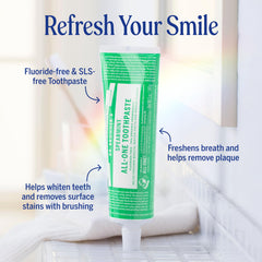 Dr. Bronner's primer plano de la textura de la pasta mostrando fórmula suave y natural