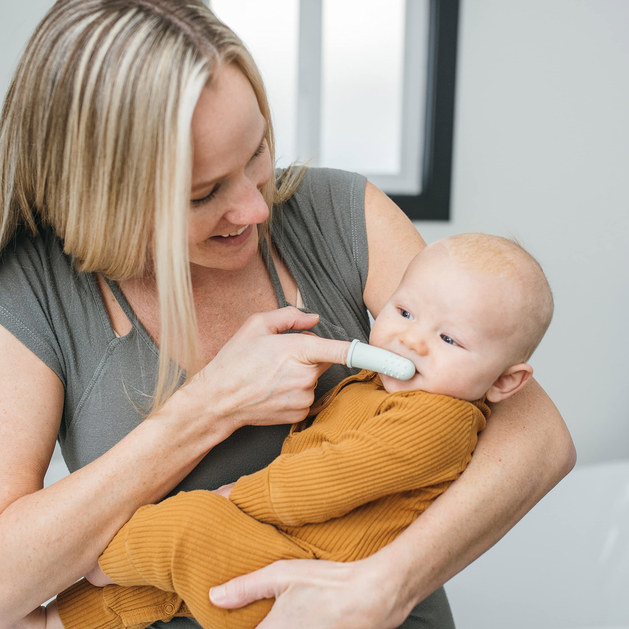 Dr. Brown's comparación de tamaño con mano, formato práctico para bebés