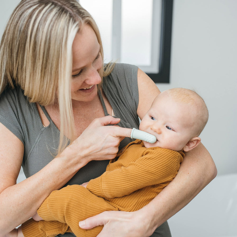 Dr. Brown's comparación de tamaño con mano, formato práctico para bebés