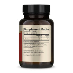 Dr. Mercola cápsulas en mano para apreciar tamaño y facilidad de ingestión