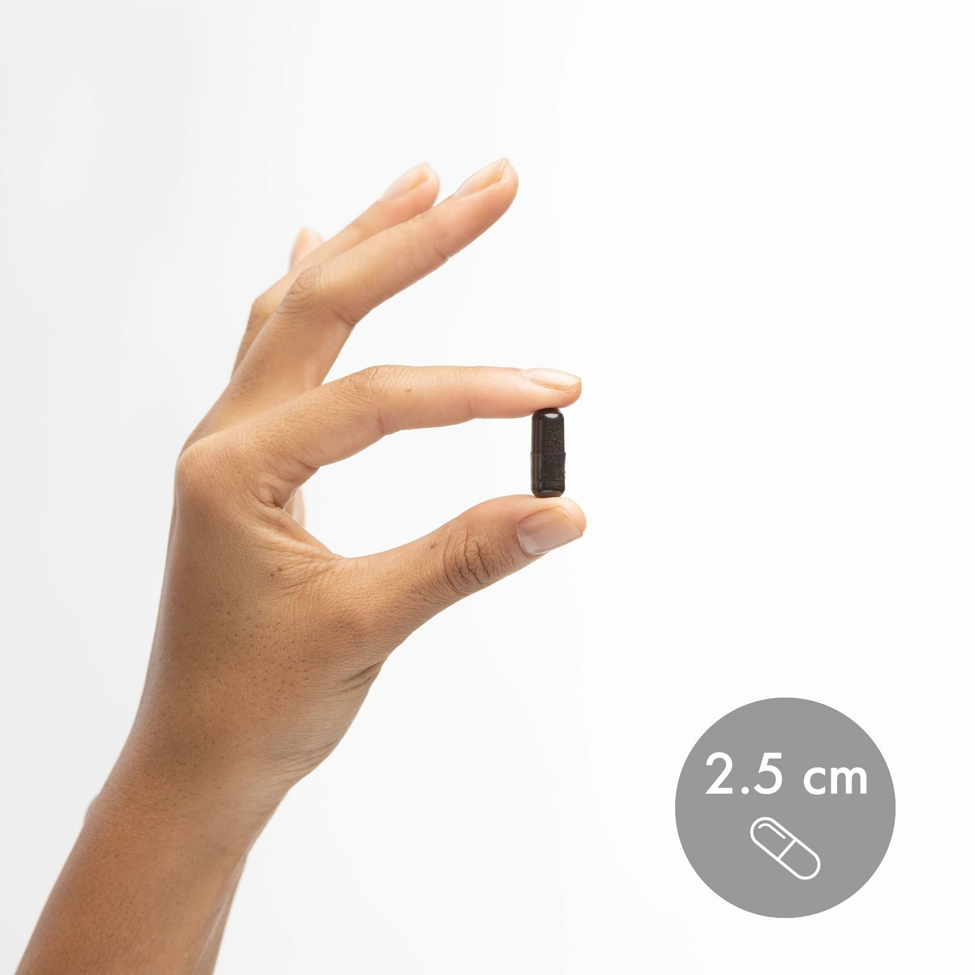 Dr. Mercola mano sosteniendo cápsula para mostrar uso diario