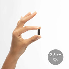 Dr. Mercola mano sosteniendo cápsula para mostrar uso diario