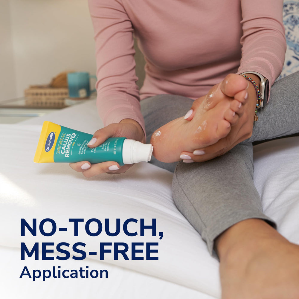 Dr. Scholl's kit junto a mano para comparar tamaño y facilitar almacenamiento