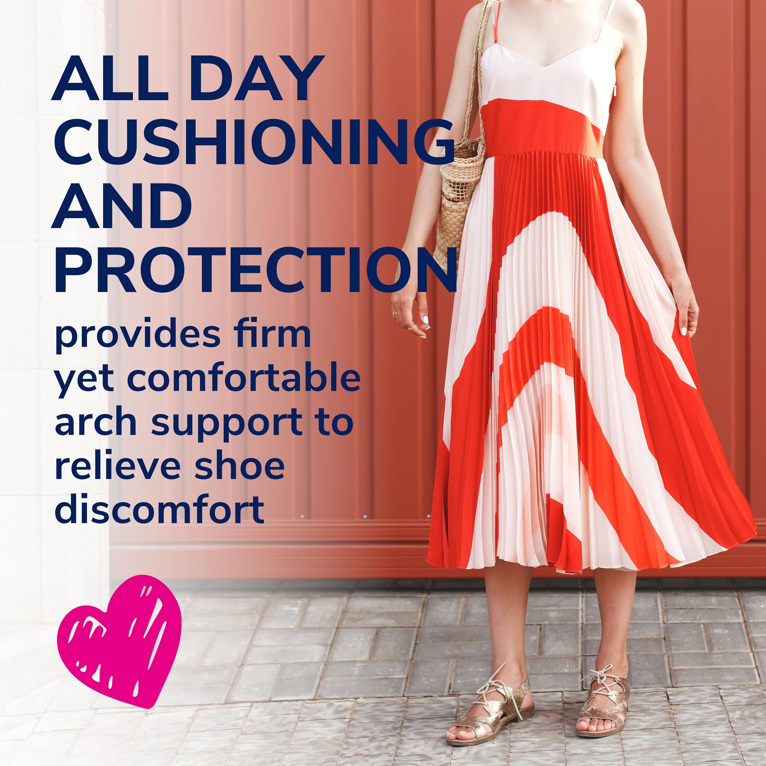 Dr. Scholl's almohadilla en mano para comparar tamaño y portabilidad