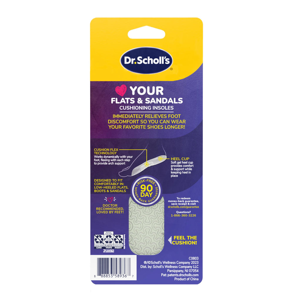 Dr. Scholl's persona retirando y trasladando la plantilla entre zapatos fácilmente