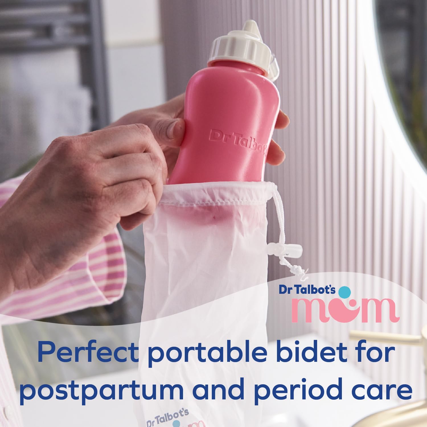 Dr. Talbot's peri bottle en uso sobre la cama facilita higiene posparto cómoda