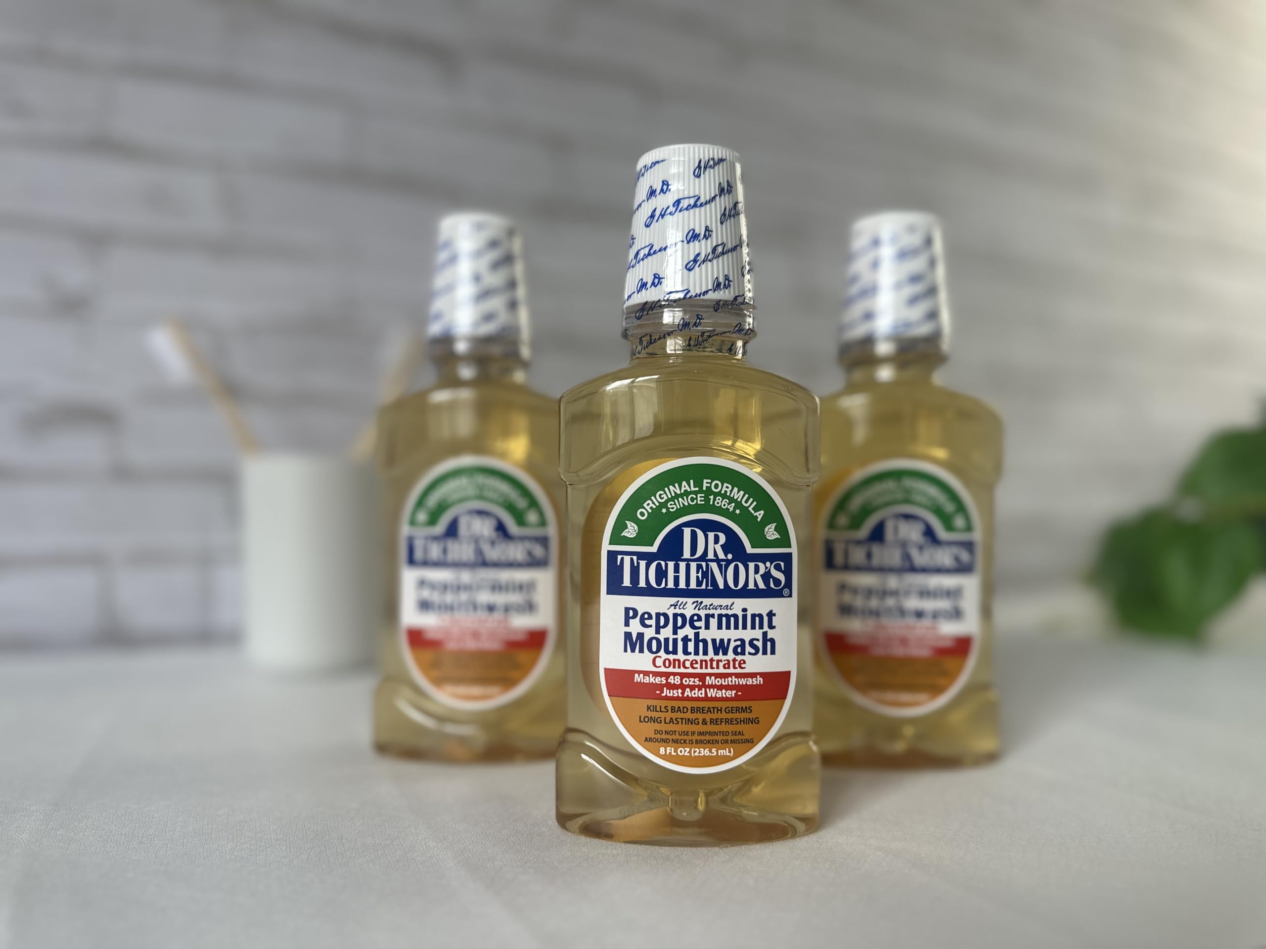 Botella DR. TICHENOR'S en ambiente de baño, aspecto práctico en rutina diaria