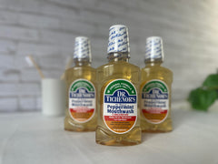 Botella DR. TICHENOR'S en ambiente de baño, aspecto práctico en rutina diaria
