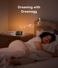 Dreamegg D1 Nova colocada en mesita junto a vaso, crea ambiente de descanso
