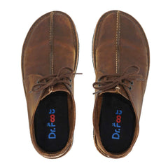 Dr Foot persona caminando con zapatos mostrando soporte y confort diario