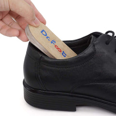 Dr.Foot persona caminando con alzas para mejor alineación y confort