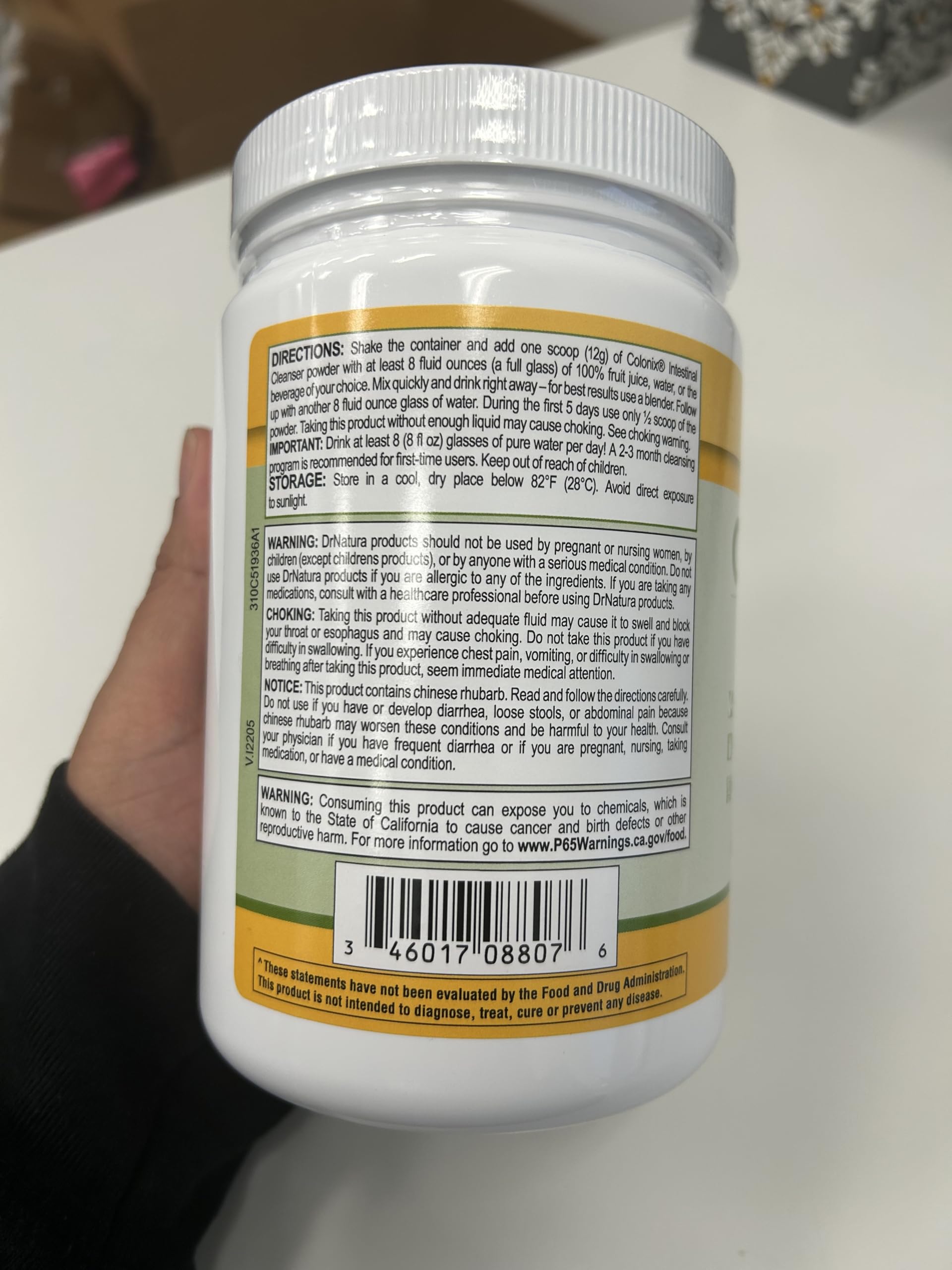 DrNatura mezcla de Colonix disolviéndose en vaso demostrando facilidad de uso