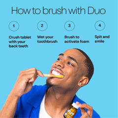 duo cepillo dental usando tableta para demostrar cómo cepillar eficazmente