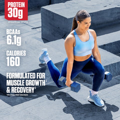 Dymatize batido en mano en gimnasio para recuperación inmediata post-entreno