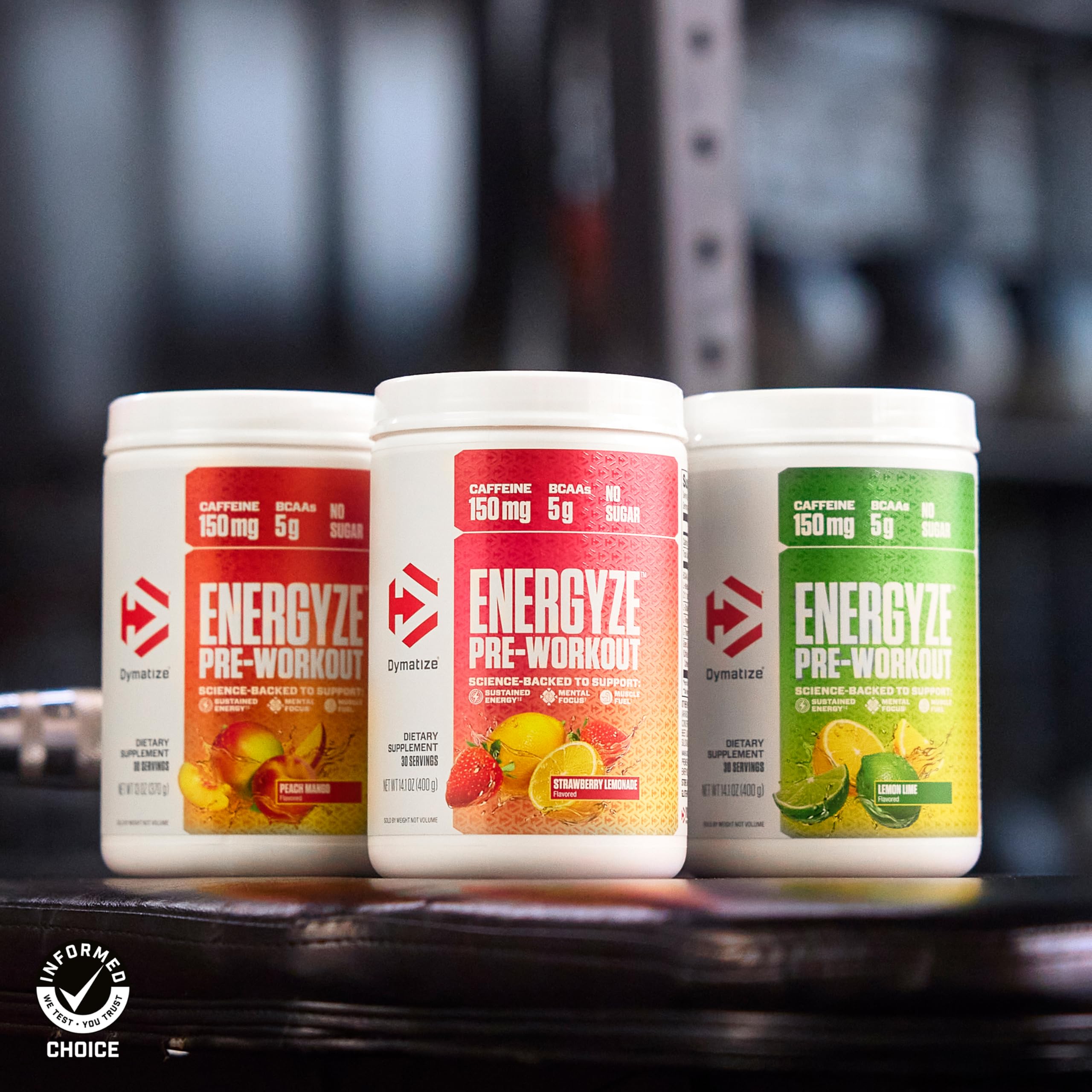 Atleta sosteniendo Dymatize Energyze en gimnasio, transmite energía y enfoque preentreno