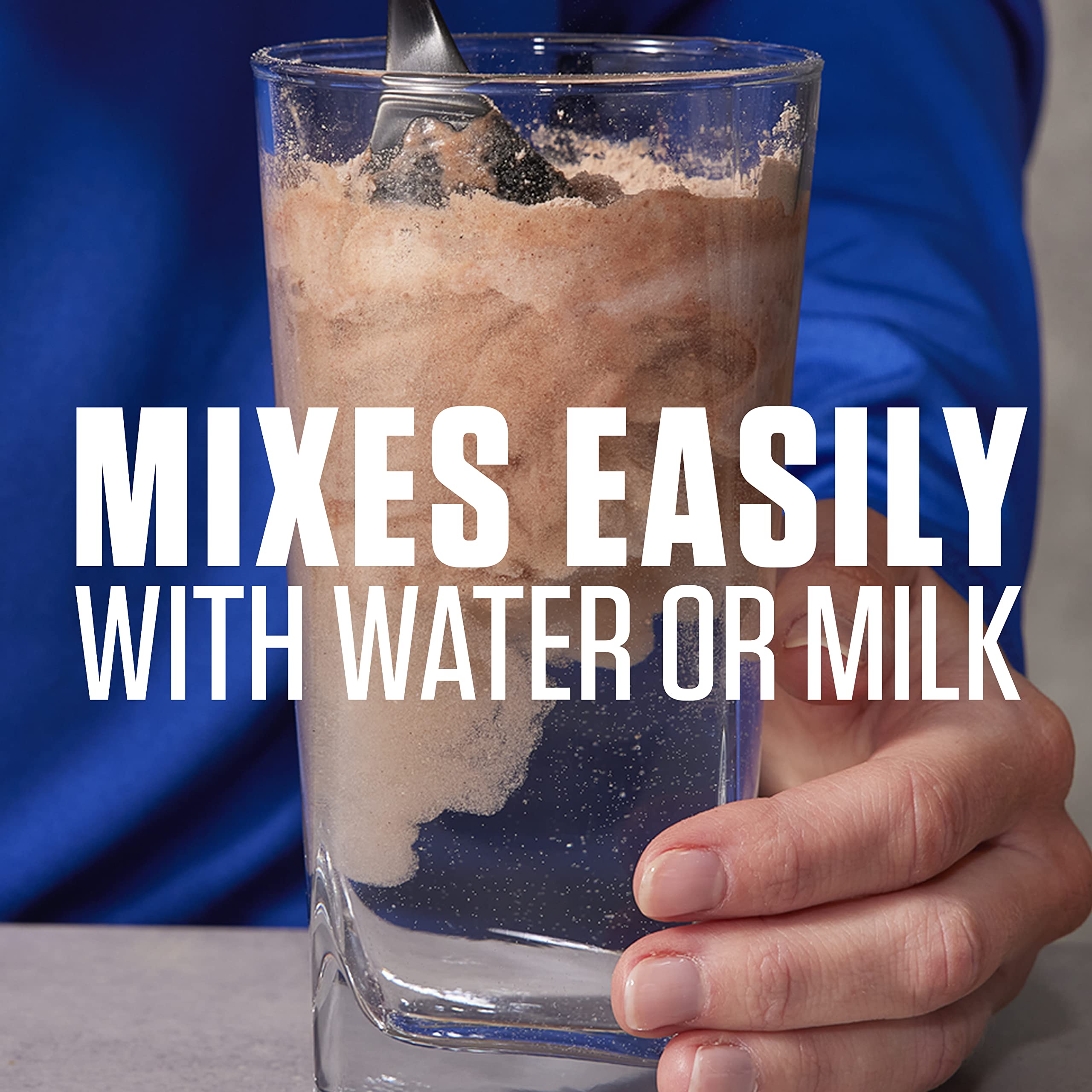 Dymatize batido servido en vaso ilustrando sabor chocolate y facilidad de consumo