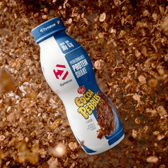 Dymatize textura cremosa vertida en vaso para sabor y fácil consumo