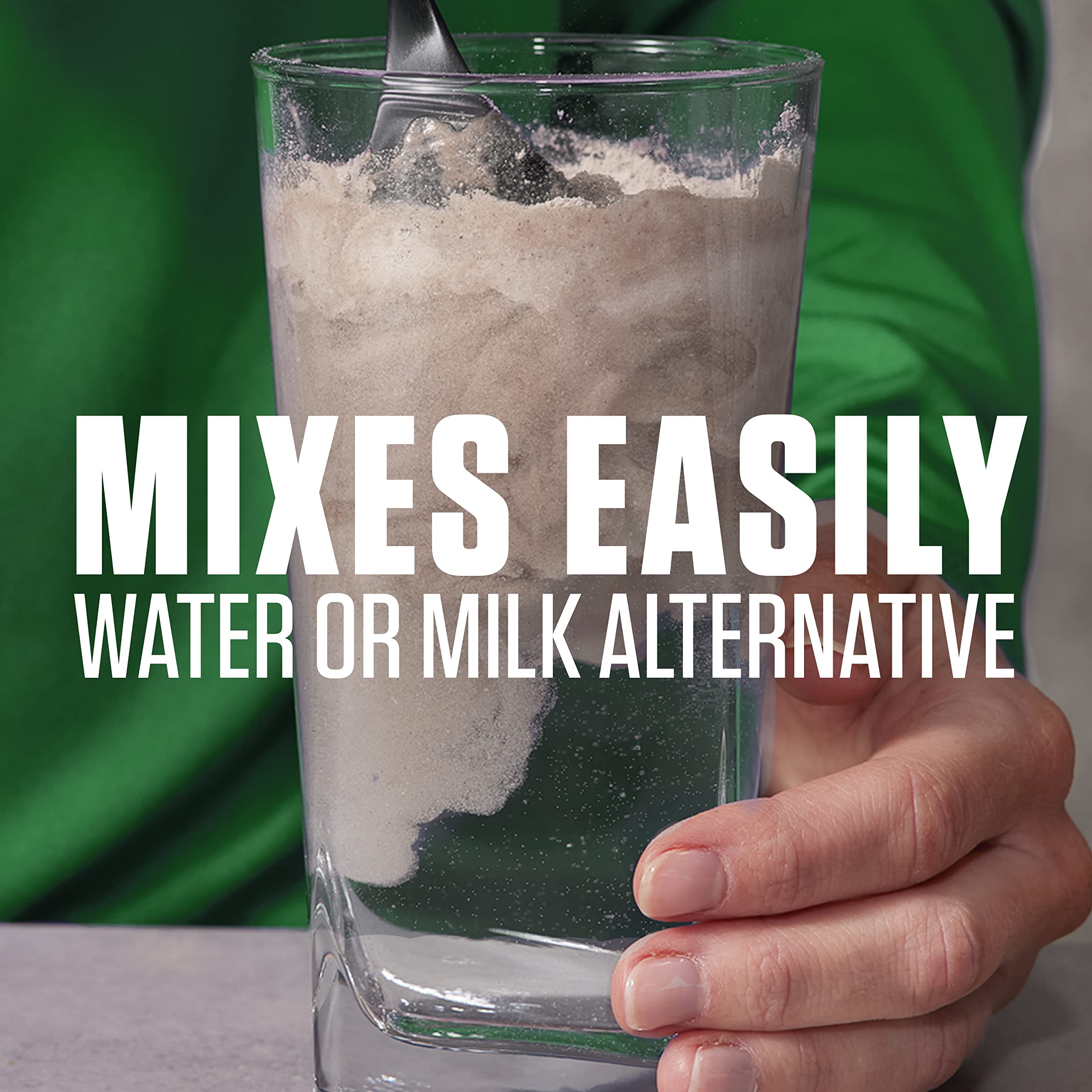 Vaso con Dymatize Vegan Plant Protein Vainilla Suave mezclado en agua, bebida proteica lista