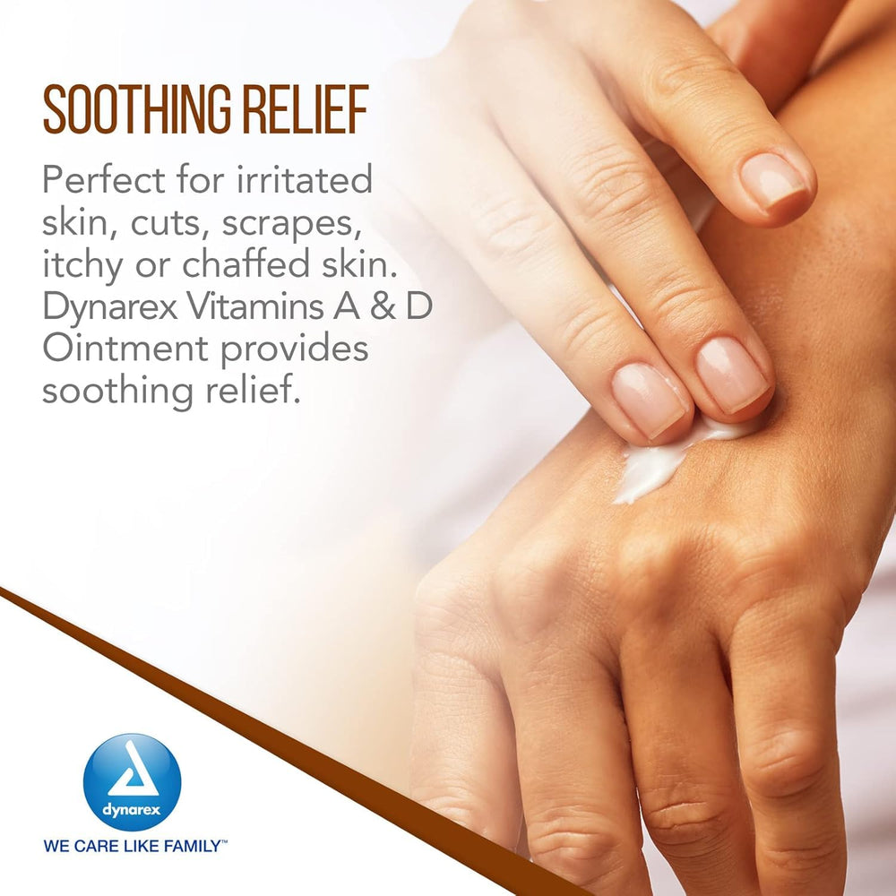 Dynarex frasco en mano para comparar tamaño y fácil uso diario