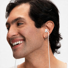 Eargasm comparación de tamaño junto a un cuello real para referencia de escala