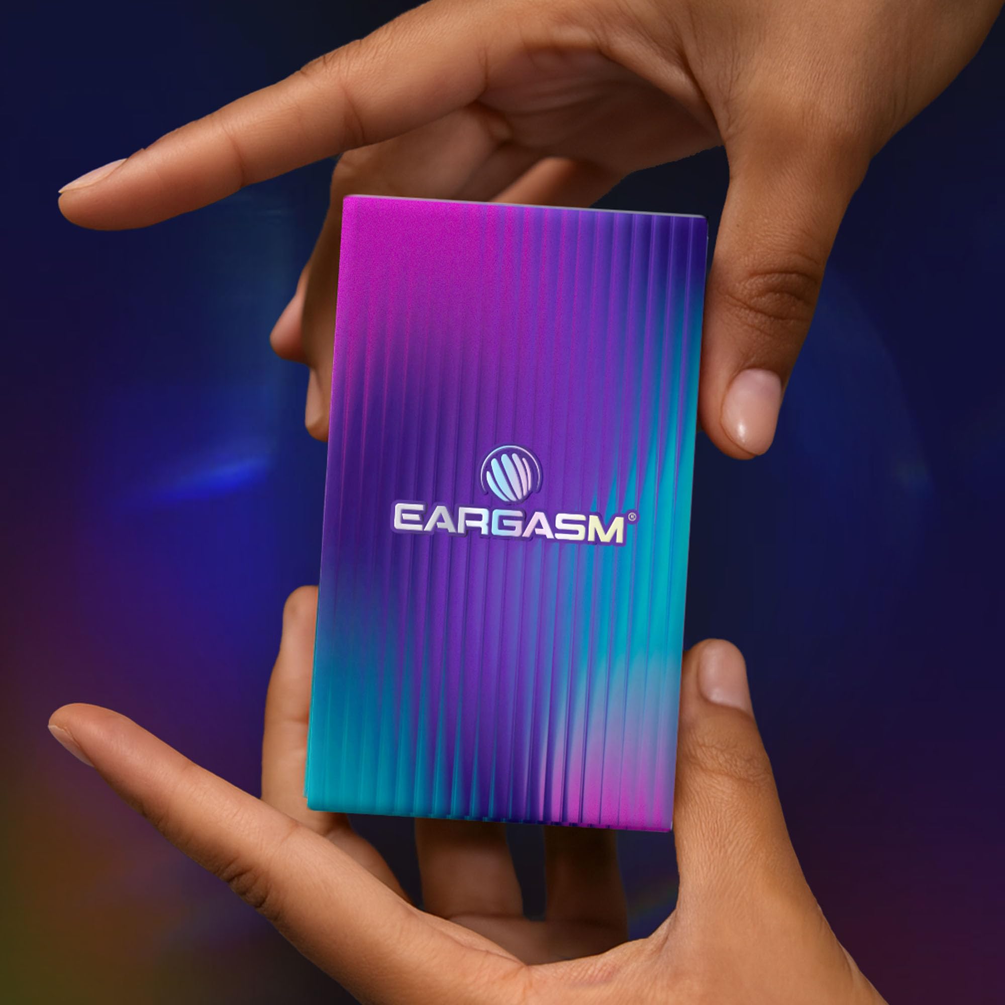 Eargasm junto a moneda para comparar tamaño y facilidad de transporte