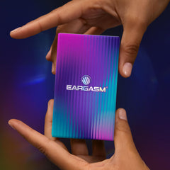 Eargasm junto a moneda para comparar tamaño y facilidad de transporte