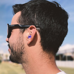 Eargasm silicona hipoalergénica demostrando confort y ajuste prolongado