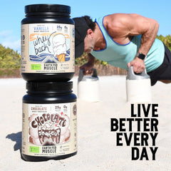 Deportista mezclando Earth Fed Muscle tras entrenamiento para recuperación
