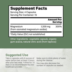 Earth Harmony Naturals cápsula en mano para comparar tamaño y dosificación visual