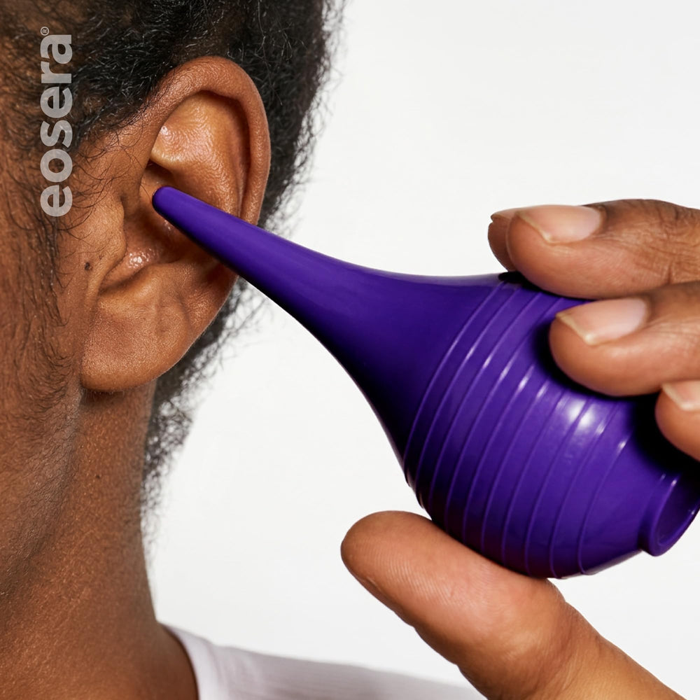 Earwax MD tamaño en mano que muestra portabilidad y facilidad