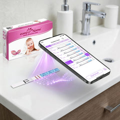 Persona sumergiendo una tira Easy@Home en una muestra de orina con facilidad