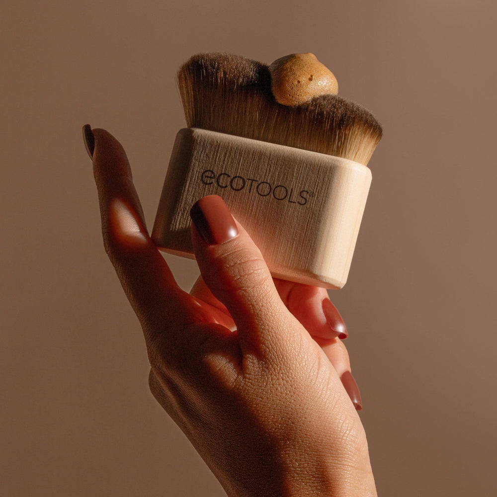 EcoTools ambiente lifestyle con brocha y autobronceador para rutina sustentable