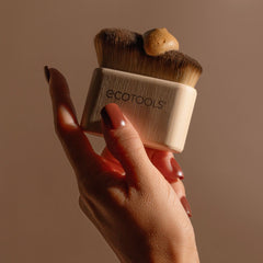 EcoTools ambiente lifestyle con brocha y autobronceador para rutina sustentable