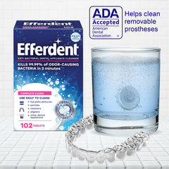 efferdent persona sosteniendo retenedor limpio tras usar las tabletas
