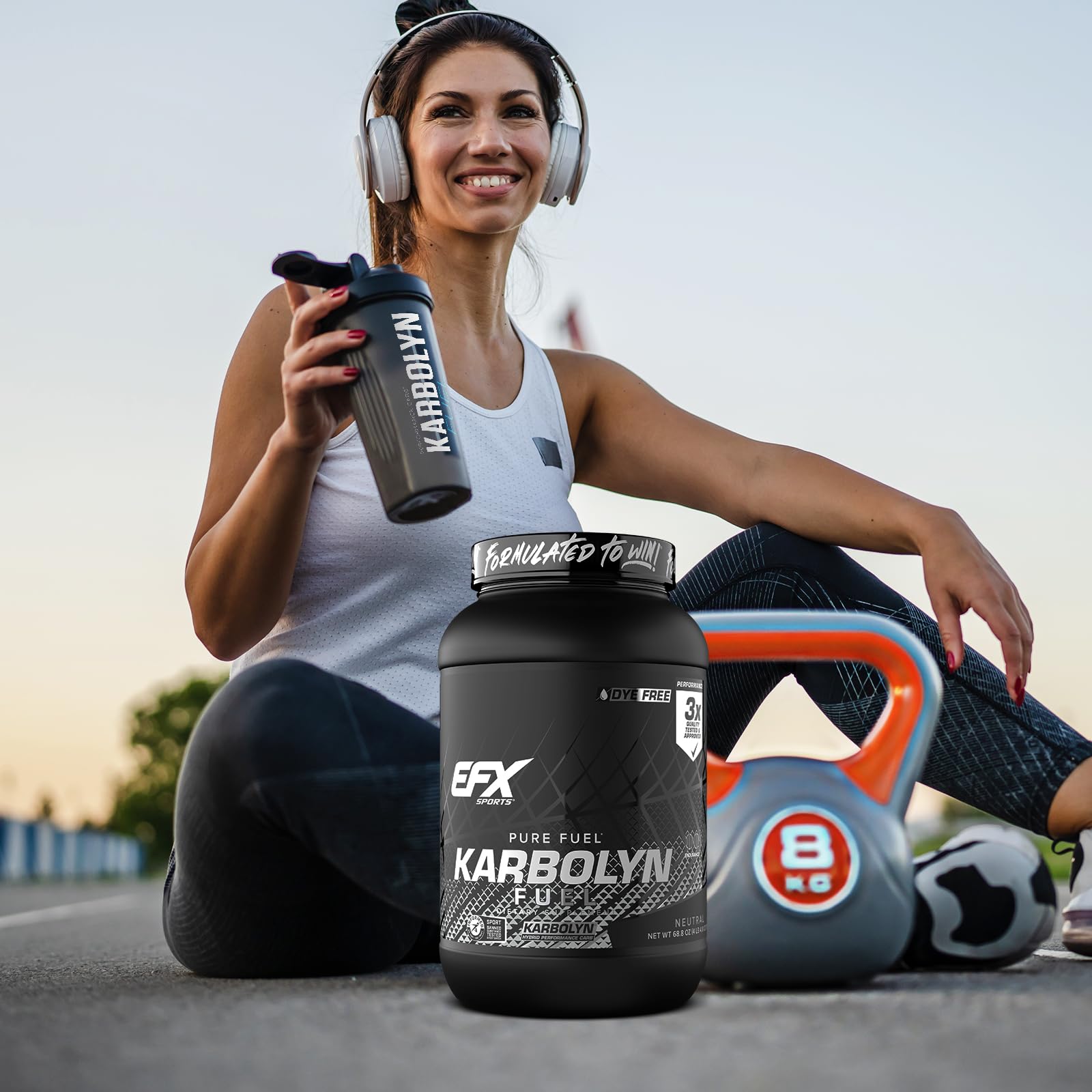 Comparación de tamaño del envase Karbolyn EFX Sports junto a una mano para escala